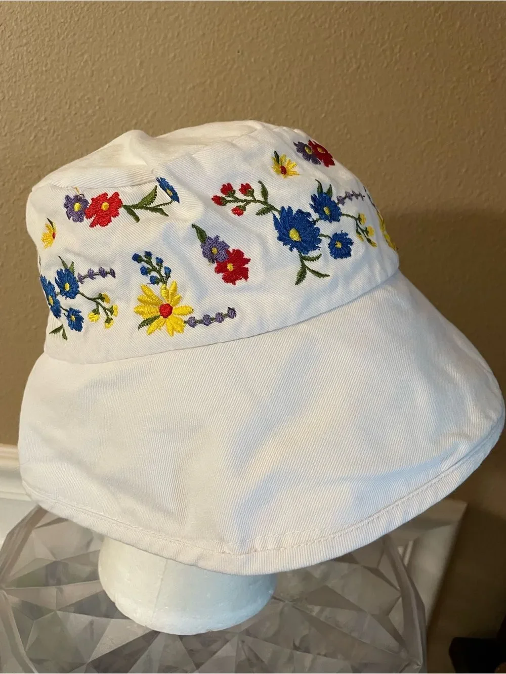 Women’s White Embroidered Flowers Bucket Hat OSFM
